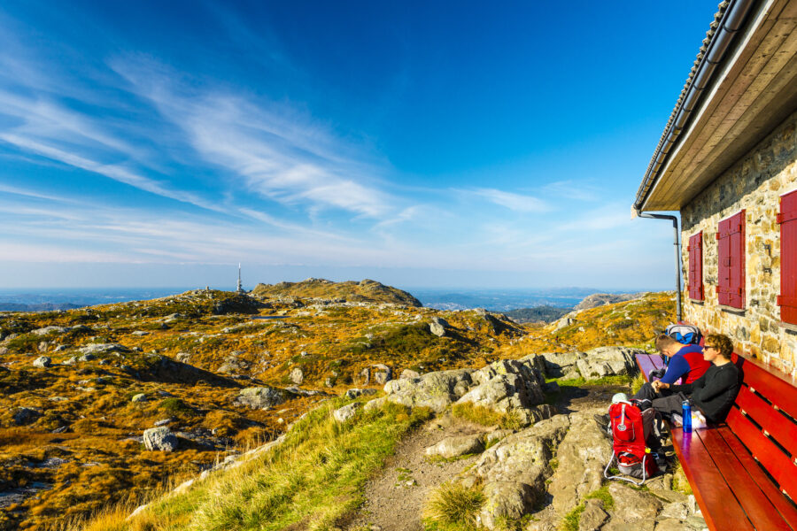 I solveggen på Turnerhytten ved Ulriken