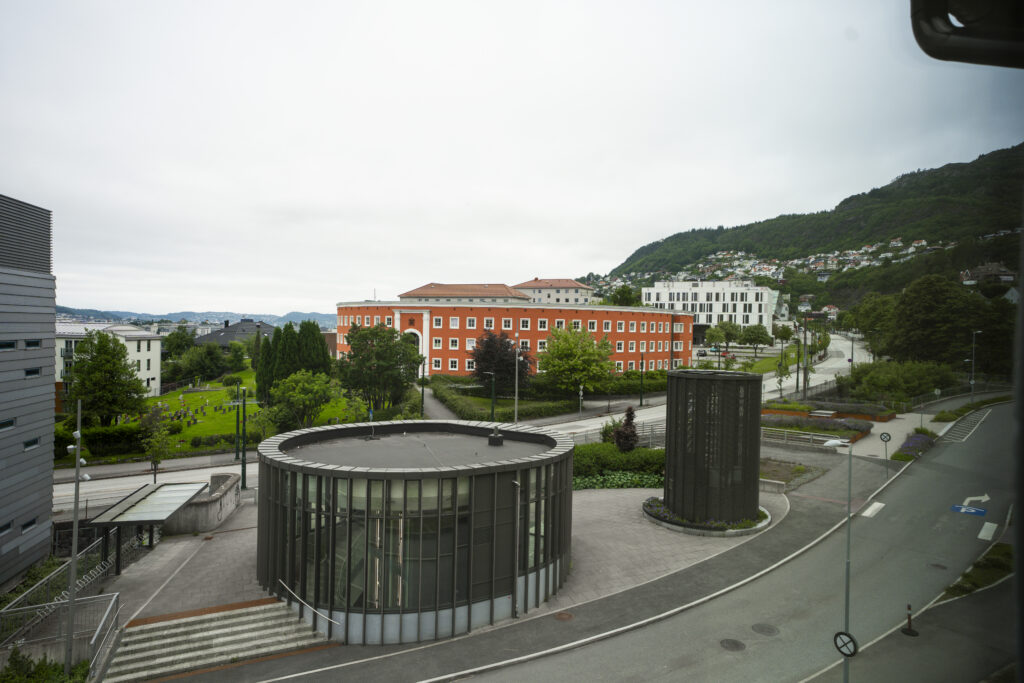 Utsikt fra dobbeltrom med to enkeltsenger på Haraldsplass Gjestehus. man ser utsikt i retning Fjellsiden og sentrum av Bergen.