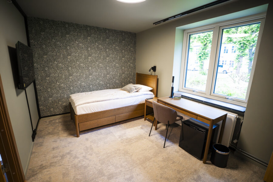 Pent enkeltrom på Haraldsplass Gjestehus med seng, skrivebord og mini-kjøleskap