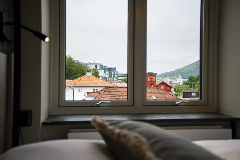 Utsikt fra HC-rom på Haraldsplass Gjestehus, med dusj, retning Haukeland sykehus